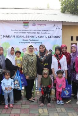 Wakil bupati Tangerang Intan Serahkan Bantuan Makanan Tambahan untuk Cegah Stunting