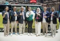 Wamen Ekraf Irene Umar bersama tim Volkswagen Indonesia saat peluncuran ID. Buzz dengan sentuhan kreativitas lokal di GIIAS 2025, ICE BSD, Tangerang.