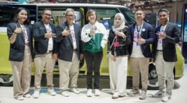 Wamen Ekraf Irene Umar bersama tim Volkswagen Indonesia saat peluncuran ID. Buzz dengan sentuhan kreativitas lokal di GIIAS 2025, ICE BSD, Tangerang.
