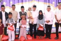 Bupati Tangerang Moch Maesyal Rasyid menghadiri santunan anak yatim dan khitanan massal di Desa Daru. (Foto: Dok. Pemkab. Tangerang)