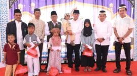 Bupati Tangerang Moch Maesyal Rasyid menghadiri santunan anak yatim dan khitanan massal di Desa Daru. (Foto: Dok. Pemkab. Tangerang)