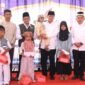 Bupati Tangerang Moch Maesyal Rasyid menghadiri santunan anak yatim dan khitanan massal di Desa Daru. (Foto: Dok. Pemkab. Tangerang)