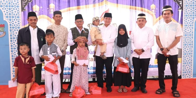 Bupati Tangerang Moch Maesyal Rasyid menghadiri santunan anak yatim dan khitanan massal di Desa Daru. (Foto: Dok. Pemkab. Tangerang)