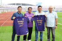 Bupati Tangerang Moch. Maesyal Rasyid bersama manajemen Persita saat peluncuran jersey baru di Pendekar Fest 2025.
(Foto: Dok. Pemkab Tangerang)