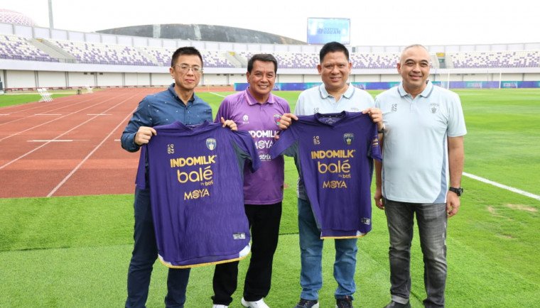 Bupati Tangerang Moch. Maesyal Rasyid bersama manajemen Persita saat peluncuran jersey baru di Pendekar Fest 2025.
(Foto: Dok. Pemkab Tangerang)