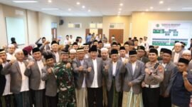 Bupati bersama para kiai dan tokoh agama pada peringatan 50 tahun MUI. (Foto: Dok. Pekab. Tangerang)