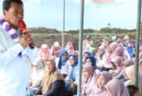 Bupati Tangerang Moch. Maesyal Rasyid saat berdialog langsung dengan warga Kutajaya, Pasar Kemis. (Foto: Dok. Pemkab Tangerang)
