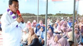 Bupati Tangerang Moch. Maesyal Rasyid saat berdialog langsung dengan warga Kutajaya, Pasar Kemis. (Foto: Dok. Pemkab Tangerang)