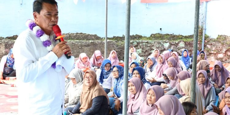 Bupati Tangerang Moch. Maesyal Rasyid saat berdialog langsung dengan warga Kutajaya, Pasar Kemis. (Foto: Dok. Pemkab Tangerang)