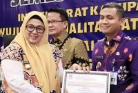 Camat Tigaraksa, Cucu Abdurrosyied, menerima penghargaan juara 3 kategori akuntabilitas kinerja instansi pemerintah dari Pemkab Tangerang, (Foto: Dok. Istimewa)