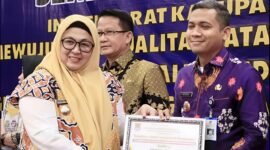 Camat Tigaraksa, Cucu Abdurrosyied, menerima penghargaan juara 3 kategori akuntabilitas kinerja instansi pemerintah dari Pemkab Tangerang, (Foto: Dok. Istimewa)