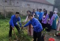 Foto : Kepala MAN 1 dan Siswa sedang menanam pohon pada kegiatan MATSAMA di MAN 1 Tangerang