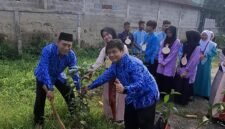 Foto : Kepala MAN 1 dan Siswa sedang menanam pohon pada kegiatan MATSAMA di MAN 1 Tangerang