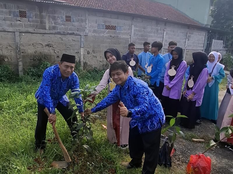Foto : Kepala MAN 1 dan Siswa sedang menanam pohon pada kegiatan MATSAMA di MAN 1 Tangerang