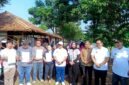 Foto: Sejumlah warga Desa Sodong memperlihatkan sertifikat tanah yang baru saja diserahkan oleh Badan Pertanahan Nasional (BPN) Kabupaten Tangerang melalui Program Pendaftaran Tanah Sistematis Lengkap (PTSL)