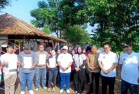 Foto: Sejumlah warga Desa Sodong memperlihatkan sertifikat tanah yang baru saja diserahkan oleh Badan Pertanahan Nasional (BPN) Kabupaten Tangerang melalui Program Pendaftaran Tanah Sistematis Lengkap (PTSL)