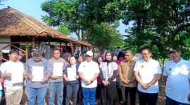 Foto: Sejumlah warga Desa Sodong memperlihatkan sertifikat tanah yang baru saja diserahkan oleh Badan Pertanahan Nasional (BPN) Kabupaten Tangerang melalui Program Pendaftaran Tanah Sistematis Lengkap (PTSL)