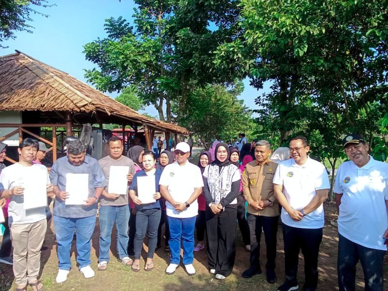 Foto: Sejumlah warga Desa Sodong memperlihatkan sertifikat tanah yang baru saja diserahkan oleh Badan Pertanahan Nasional (BPN) Kabupaten Tangerang melalui Program Pendaftaran Tanah Sistematis Lengkap (PTSL)
