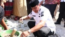 Peletakan Batu Pertama Masjid Agung At-Taubah di Desa Taubat Kecamatan Balaraja oleh Bupati Tangerang. (Dok. Pemkab Tangerang)