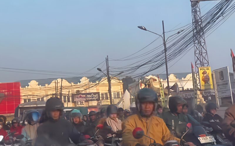Suasana macet diperempatan Cisoka. (Foto: Tangkapan Layar dari instagram @cisokainfo)
