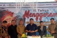 Ketua Umum Alamsyah memimpin pemotongan tumpeng pada HUT LSM Geram Banten Indonesia yang ke-15. (Foto: Istimewa)