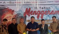 Ketua Umum Alamsyah memimpin pemotongan tumpeng pada HUT LSM Geram Banten Indonesia yang ke-15. (Foto: Istimewa)