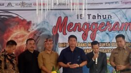 Ketua Umum Alamsyah memimpin pemotongan tumpeng pada HUT LSM Geram Banten Indonesia yang ke-15. (Foto: Istimewa)