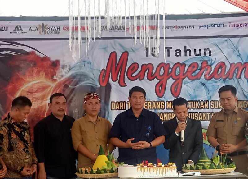 Ketua Umum Alamsyah memimpin pemotongan tumpeng pada HUT LSM Geram Banten Indonesia yang ke-15. (Foto: Istimewa)