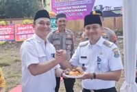 Camat Tigaraksa Cucu Abdurrosyied dan Kepala Desa Pasir Nangka Syahroni saat peletakan batu pertama pembangunan Kantor Desa Pasir Nangka. (Foto: Istimewa)
