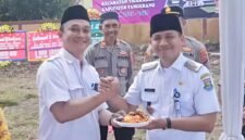 Camat Tigaraksa Cucu Abdurrosyied dan Kepala Desa Pasir Nangka Syahroni saat peletakan batu pertama pembangunan Kantor Desa Pasir Nangka. (Foto: Istimewa)