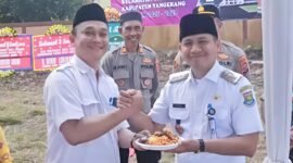 Camat Tigaraksa Cucu Abdurrosyied dan Kepala Desa Pasir Nangka Syahroni saat peletakan batu pertama pembangunan Kantor Desa Pasir Nangka. (Foto: Istimewa)