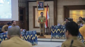 Wali Kota Tangerang, H. Sachrudin, saat membuka Rapat Koordinasi PPID 2025 yang digelar di Ruang Rapat Akhlakul Karimah. Ia menegaskan keterbukaan informasi sebagai kewajiban setiap unit kerja. (Foto: Humas Pemkot Tangerang)