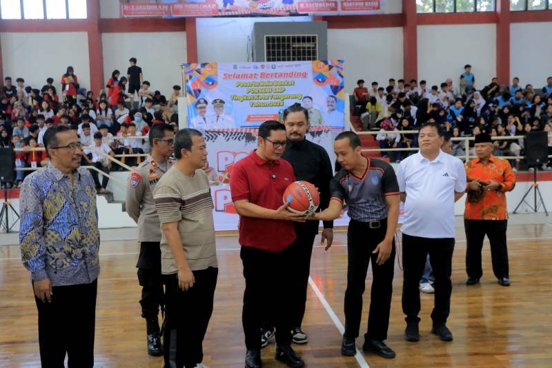 Wakil Wali Kota Tangerang, H. Maryono Hasan, membuka PORSENI Bola Basket SMP di GOR Dimyati, Sabtu (19/7/2025).(Foto: Dok. Pemkot Tangerang)