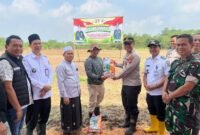 Kapolsek Tigaraksa AKP I Made Artana bersama Forkopimcam menyerahkan benih jagung hybrida kepada petani. (Foto: Istimewa)