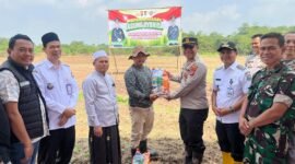 Kapolsek Tigaraksa AKP I Made Artana bersama Forkopimcam menyerahkan benih jagung hybrida kepada petani. (Foto: Istimewa)
