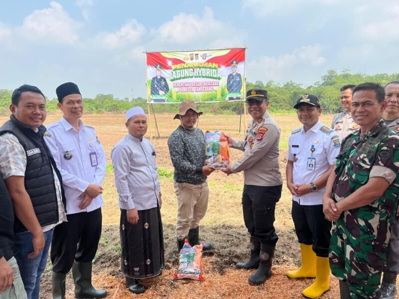 Kapolsek Tigaraksa AKP I Made Artana bersama Forkopimcam menyerahkan benih jagung hybrida kepada petani. (Foto: Istimewa)
