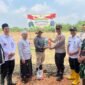 Kapolsek Tigaraksa AKP I Made Artana bersama Forkopimcam menyerahkan benih jagung hybrida kepada petani. (Foto: Istimewa)