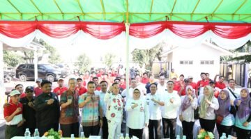 Wabup Intan bersama anggota DPRD dan warga. (Foto: Dok. Pemkab Tangerang)