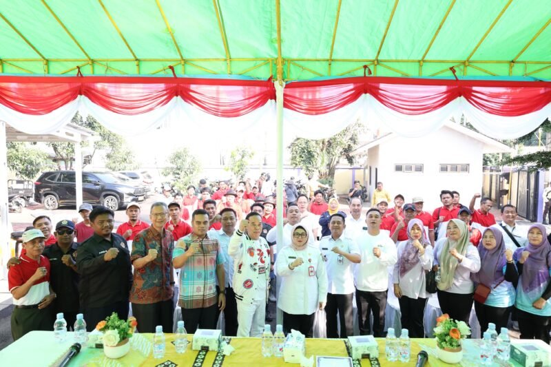 Wabup Intan bersama anggota DPRD dan warga. (Foto: Dok. Pemkab Tangerang)