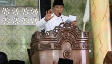 Maesyal Rasyid Bupati Tangerang Jum'at keliling di Masjid Jami Hidayatul Mubtadiin. (Foto: Dok. Pemkab Tangerang)