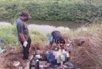 Proses evakuasi jenazah perempuan yang ditemukan membusuk di tumpukan sampah di Kecamatan Kresek Kabupaten Tangerang. (Foto: Istimewa)
