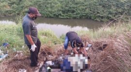 Proses evakuasi jenazah perempuan yang ditemukan membusuk di tumpukan sampah di Kecamatan Kresek Kabupaten Tangerang. (Foto: Istimewa)