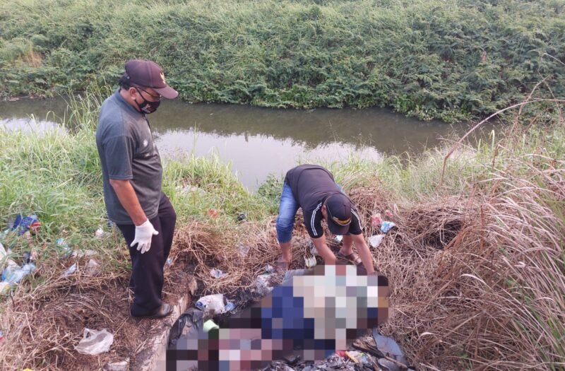 Proses evakuasi jenazah perempuan yang ditemukan membusuk di tumpukan sampah di Kecamatan Kresek Kabupaten Tangerang. (Foto: Istimewa)