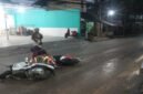 Sejumlah motor tergeletak di Jalan Raya Caringin–Cibugel, Cisoka, Kabupaten Tangerang, usai tergelincir akibat jalan licin. (Foto: Istimewa)