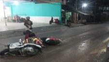 Sejumlah motor tergeletak di Jalan Raya Caringin–Cibugel, Cisoka, Kabupaten Tangerang, usai tergelincir akibat jalan licin. (Foto: Istimewa)