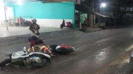 Sejumlah motor tergeletak di Jalan Raya Caringin–Cibugel, Cisoka, Kabupaten Tangerang, usai tergelincir akibat jalan licin. (Foto: Istimewa)