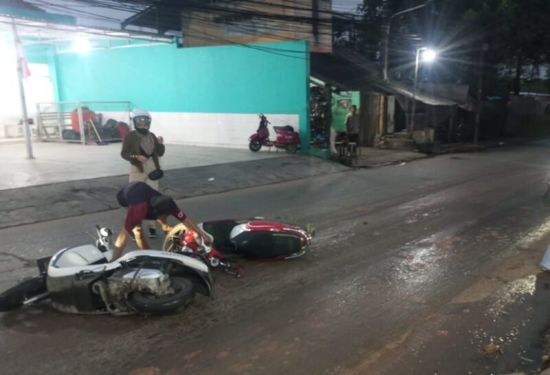 Sejumlah motor tergeletak di Jalan Raya Caringin–Cibugel, Cisoka, Kabupaten Tangerang, usai tergelincir akibat jalan licin. (Foto: Istimewa)