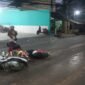 Sejumlah motor tergeletak di Jalan Raya Caringin–Cibugel, Cisoka, Kabupaten Tangerang, usai tergelincir akibat jalan licin. (Foto: Istimewa)
