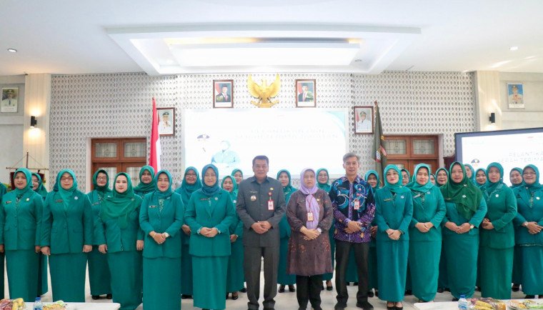 Bupati Tangerang Moch. Maesyal Rasyid dan Ketua TP PKK Kabupaten Tangerang Risma Maesyal Rasyid Bersama Ketua TPKK Kecamatan se-Kabupaten Tangerang. (Foto: Dok. Pemkab Tangerang)