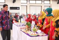 Bupati Tangerang berdialog dengan peserta lomba menu B2SA – dorong ketahanan pangan dari pekarangan rumah. (Foto: Dok. Pemkab Tangerang)